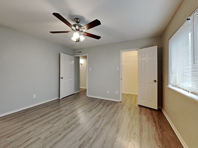 Building Photo - Charming 3-Bed, 2-Bath Home with Pool in Grand Prairie