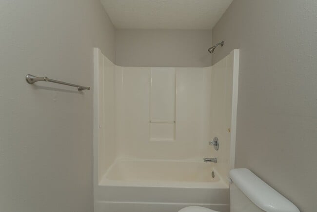 Building Photo - $1,395 - 3 bed/2 bath house for rent, fully renovated!