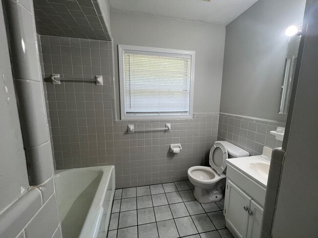 Building Photo - 3 bedroom 1 bathroom in Northport