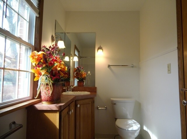 Full hall bath/shower. - 742 E Ford Ave