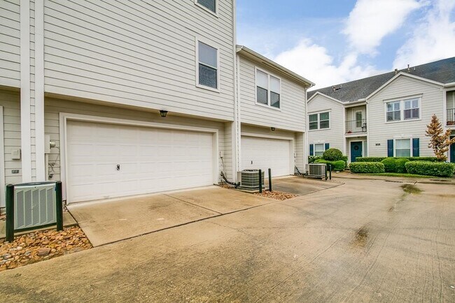 Building Photo - 914 W Heights Hollow Ln