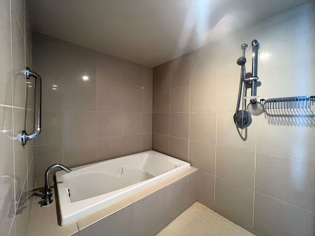 Building Photo - Luxurious Penthouse Living in Downtown Honolulu!