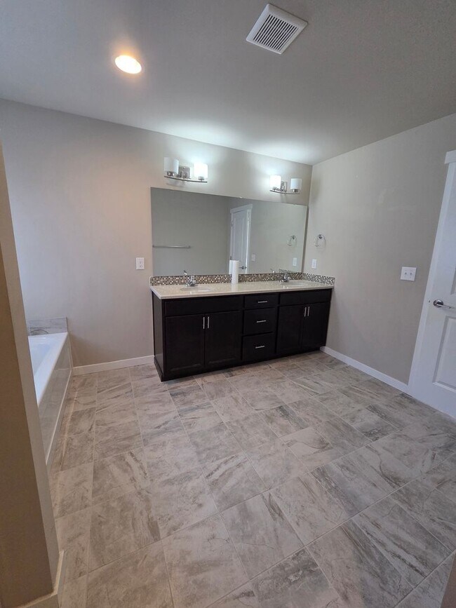Building Photo - 2524 Jacaranda Ave