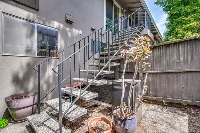 Building Photo - Top floor 2 Bed 2 Bath Condo in Los Altos!
