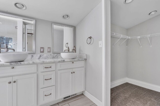 Building Photo - Stylish 2-Bed, 2-Bath Residence with Moder...