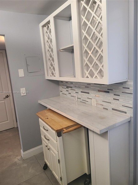 Building Photo - 3401 N Country Club Dr