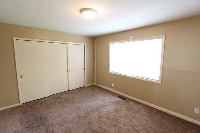 Building Photo - 3 Bedroom 1 Bath PLUS Large Den - New On T...