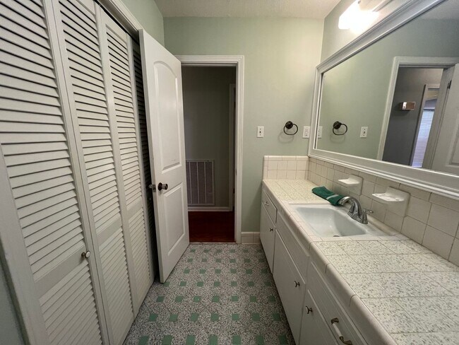 Building Photo - 3 bedroom 2 bathroom single level home in ...