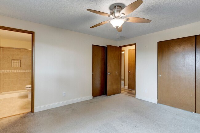 Building Photo - Cozy 4 Bed 3 Bath Home Center of Oak Harbor