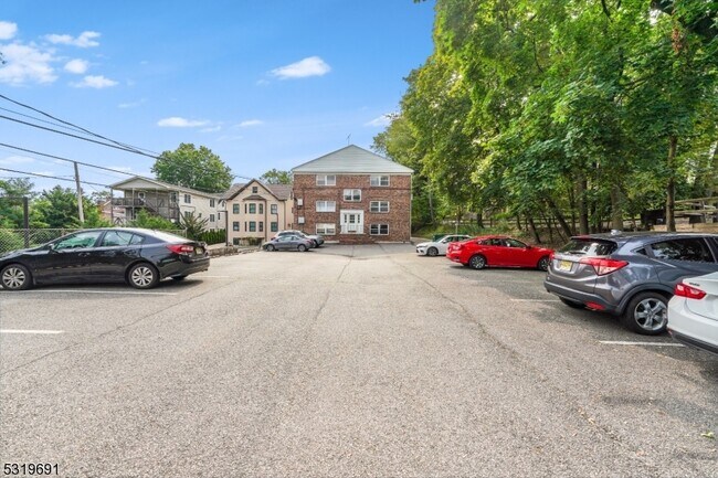 Building Photo - 48 Elm St