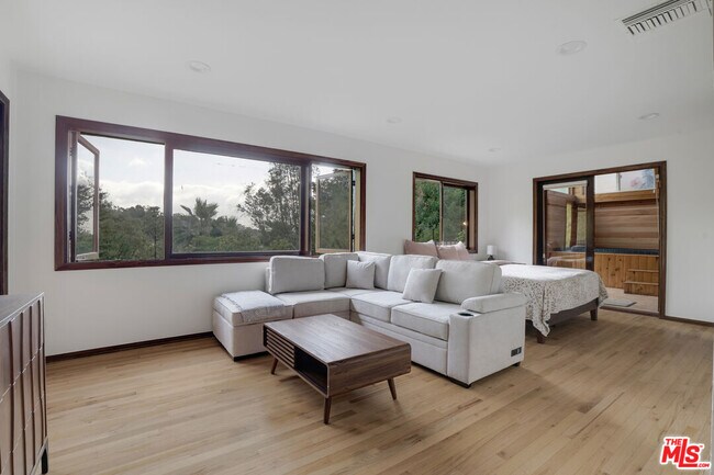 Building Photo - 10160 Cielo Dr