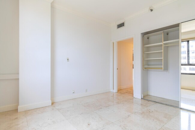 Building Photo - 251 Crandon Blvd