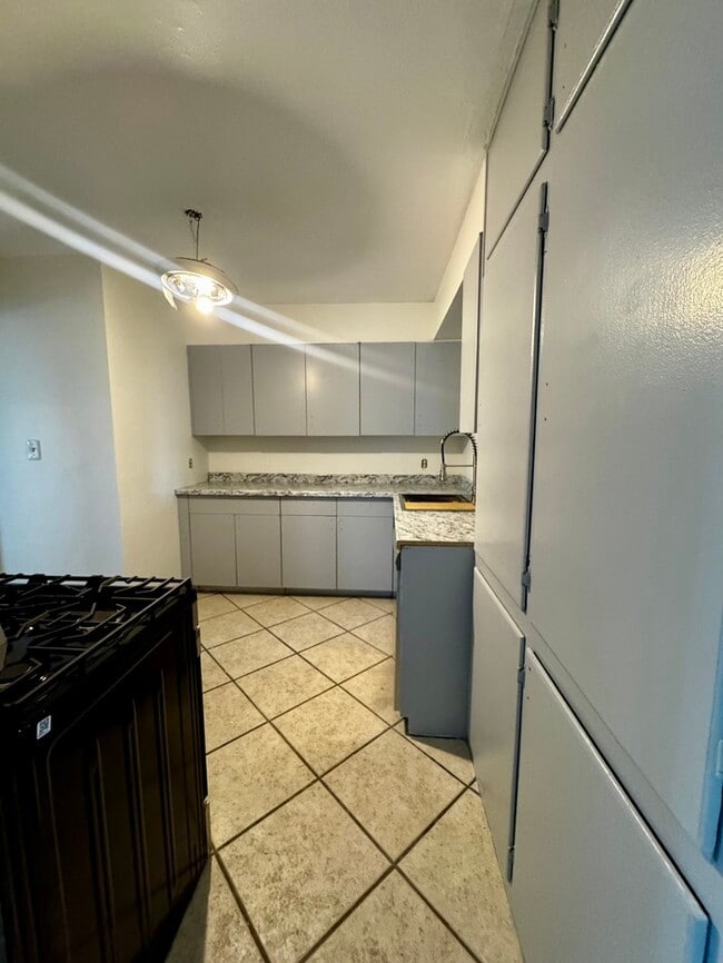 Building Photo - FOR RENT