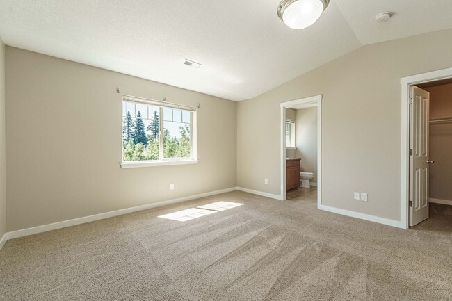 Building Photo - ASK ABOUT AUGUST MOVE IN SPECIAL 3 Bedroom...