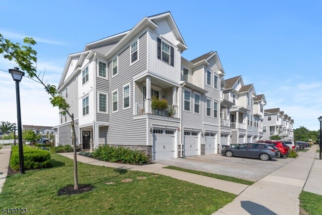 Building Photo - 19 Tippet St