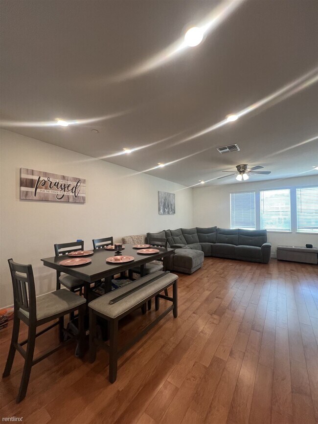 Building Photo - 4 br, 3.5 bath Townhome - 3053 Threecastle...