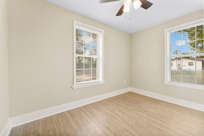 Building Photo - 1020 E 14th St