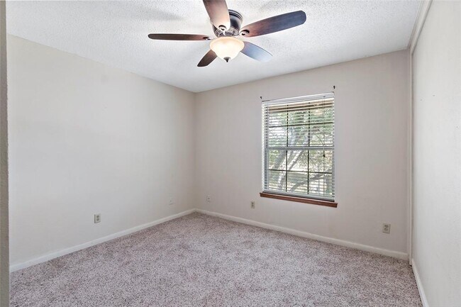 Building Photo - 3122 Camelot Dr