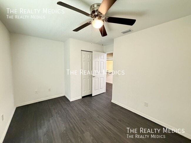 Building Photo - 303 Sequoia Dr