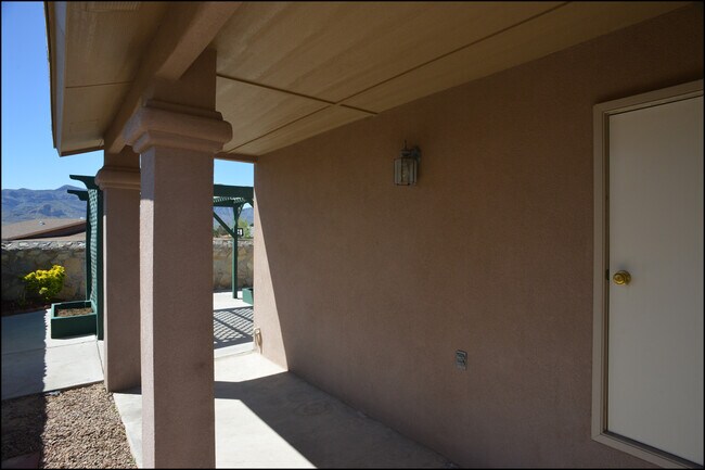 Building Photo - 10045 Paloma Dr