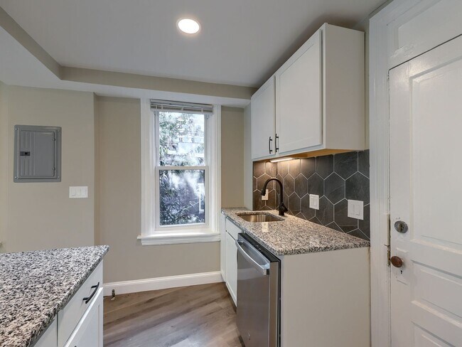 Building Photo - 612 N 2nd St