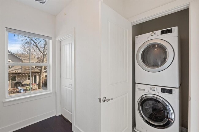 Building Photo - 1003 Fiesta St