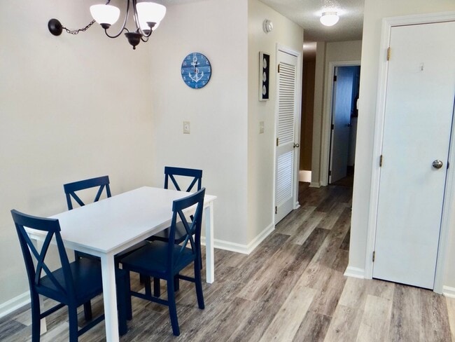 Building Photo - Beautifully Remodeled and Furnished Rental...