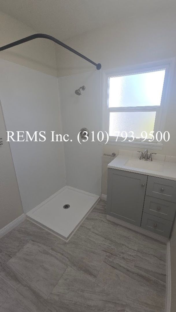 Building Photo - Renovated Upstairs Apartment with Parking