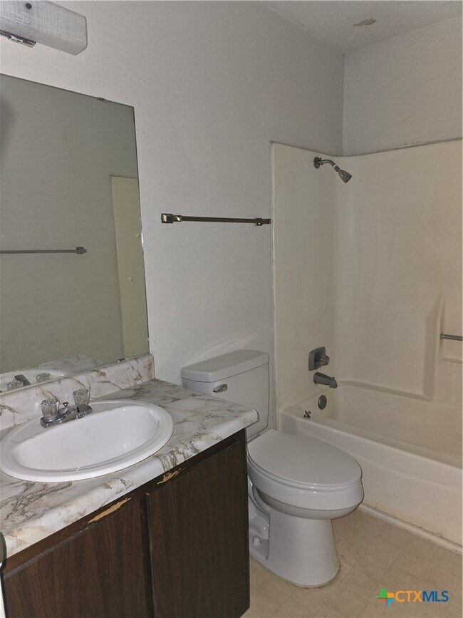 Building Photo - 209 Oak Trail Dr