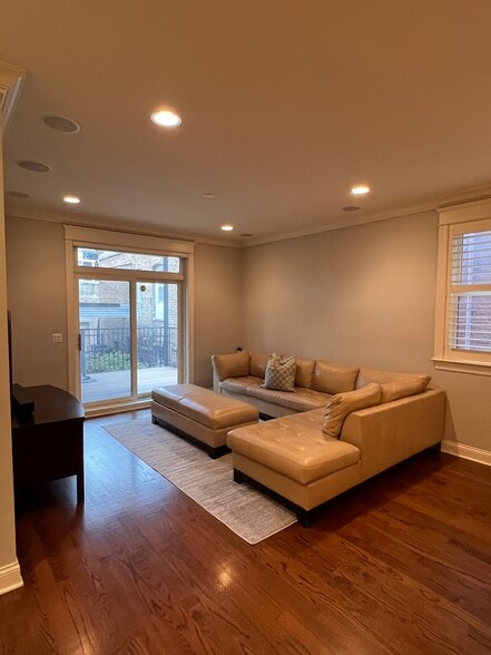 Building Photo - 2042 N Racine Ave