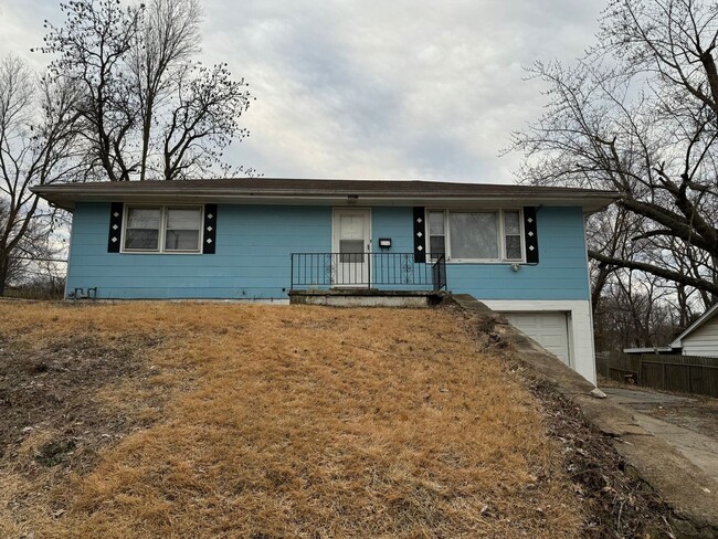 Primary Photo - Charming 3 Bed, 2 Bath Home with New Updat...