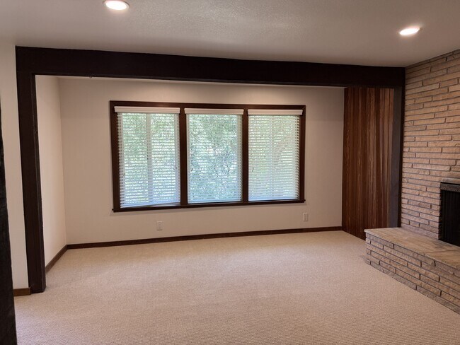 Building Photo - 628 Canyon Rd