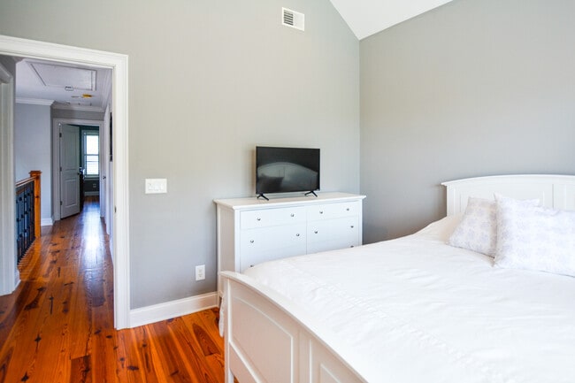 Building Photo - Fully Furnished Home in Downtown Charleston