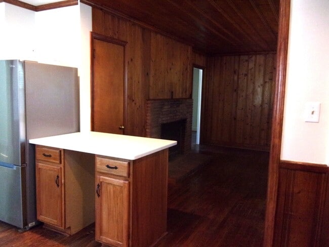 Building Photo - 304 Oak Dr