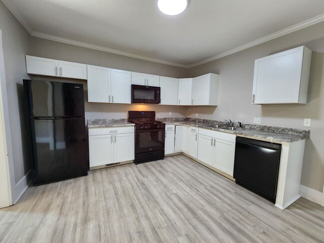Building Photo - Spacious 3-Bedroom, 1-Bathroom Home AVAILA...