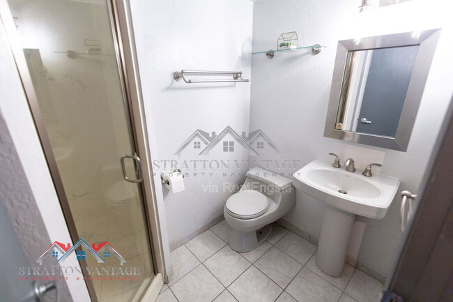 Building Photo - 1735 W Pampa Ave