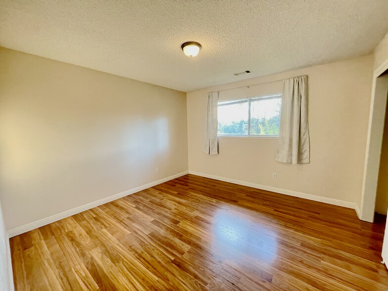 Building Photo - 9733 Hidden Ln