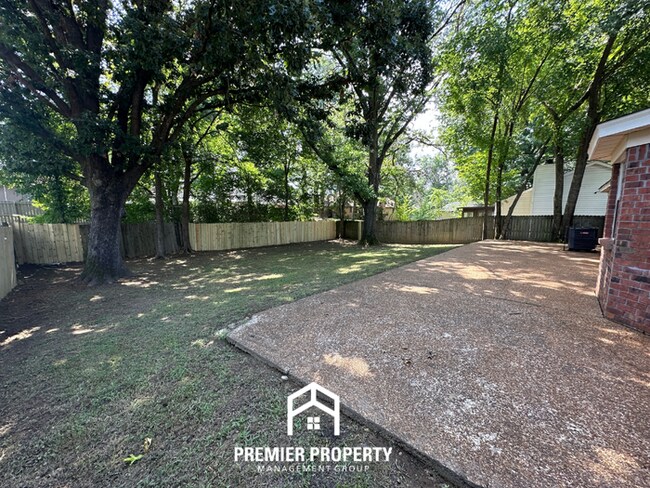 Building Photo - Move-In Ready 3BR Home in 38141 - Sunny Bay Window, Attached Garage & Fenced Yard