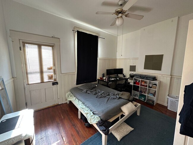 Building Photo - 6 Bedroom House Available Next to UC Campus