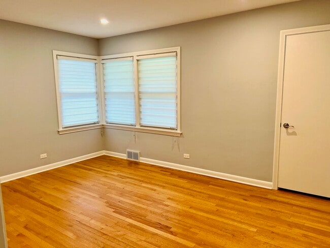 Building Photo - 835 S La Londe Ave