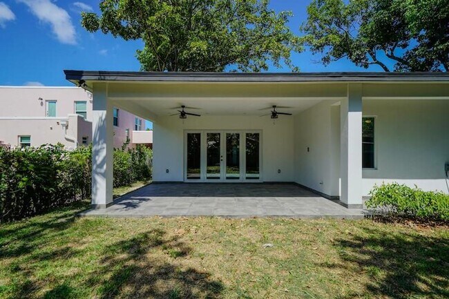Building Photo - 112 NW 24th Ct
