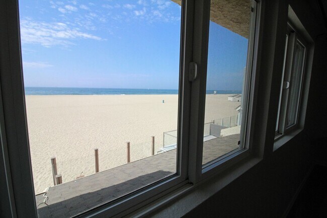 Building Photo - Oceanfront Silverstrand | 4 Bedroom + 3 Ba...