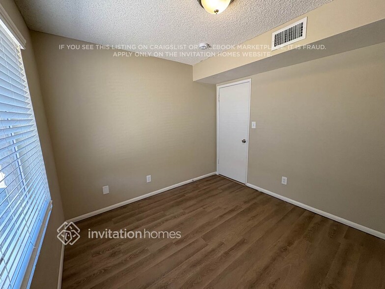Building Photo - 8741 W Earll Dr