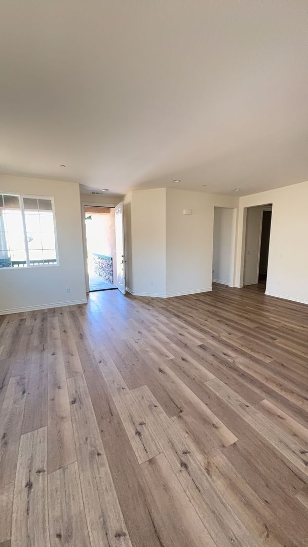 Building Photo - 3 BEDROOM VICTORVILLE HOME