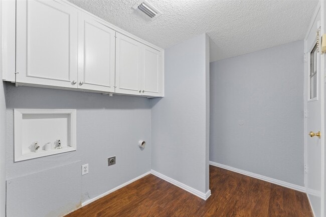 Building Photo - 1805 Haymeadow