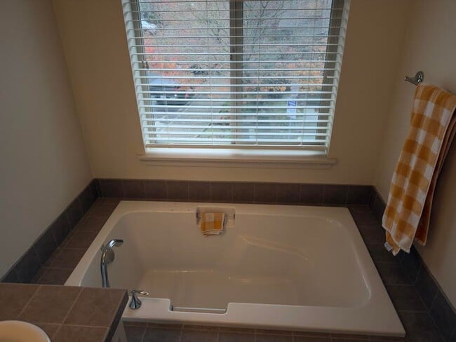 Building Photo - Beautiful Townhome Available in Prestigious Arbor Woods at Murrayhill