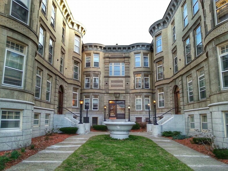 Primary Photo - 1685 Beacon St