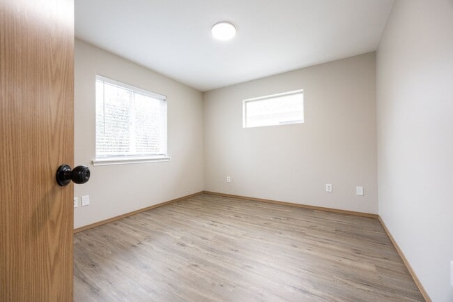 Building Photo - 4Bed/2.5 Bath available in SE Portland