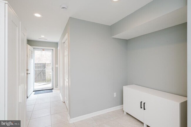 Building Photo - 917 Baylis St