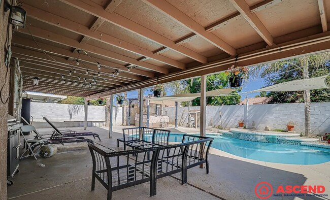 Building Photo - Spacious 5BD/2BA Home in Bakersfield's 93312 — Pool, Solar & Small Pets Welcome!